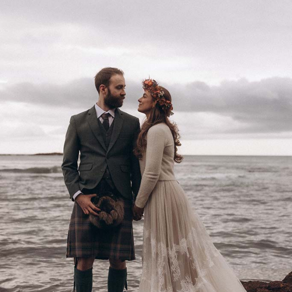 Brautpaar mit romantischen Brautkleid und Schottenrock