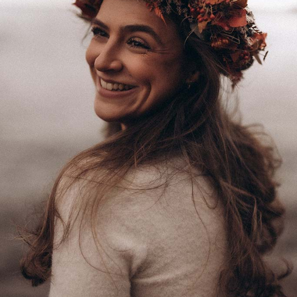 Braut mit Blumenkranz