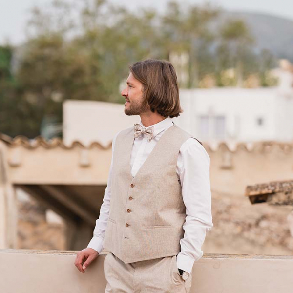 Bräutigam in beiger Weste und passender Fliege