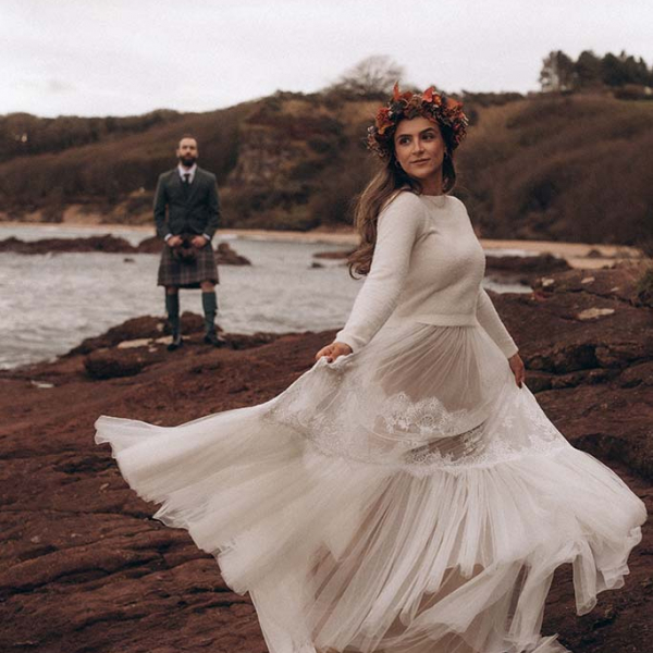 Brautpaar mit romantischen Brautkleid und Schottenrock