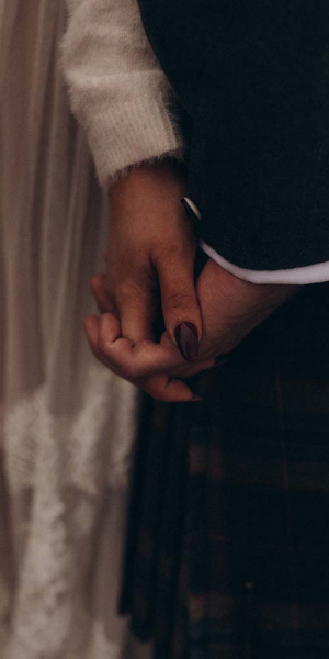 Brautpaar hält Händchen