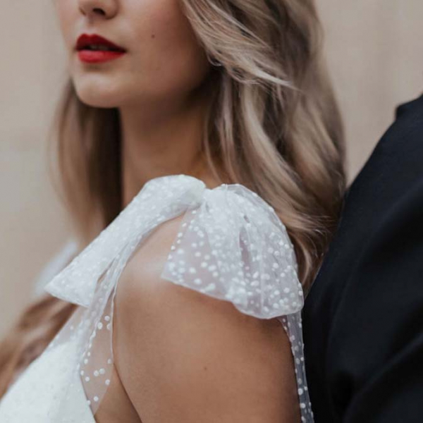 Brautpaar Rücken an Rücken