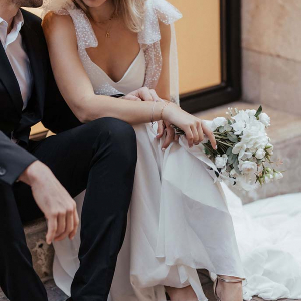 Brautpaar in weißen Brautkleid und schwarzen Anzug