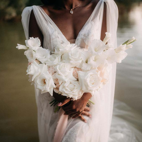 Braut mit weißen Blumen