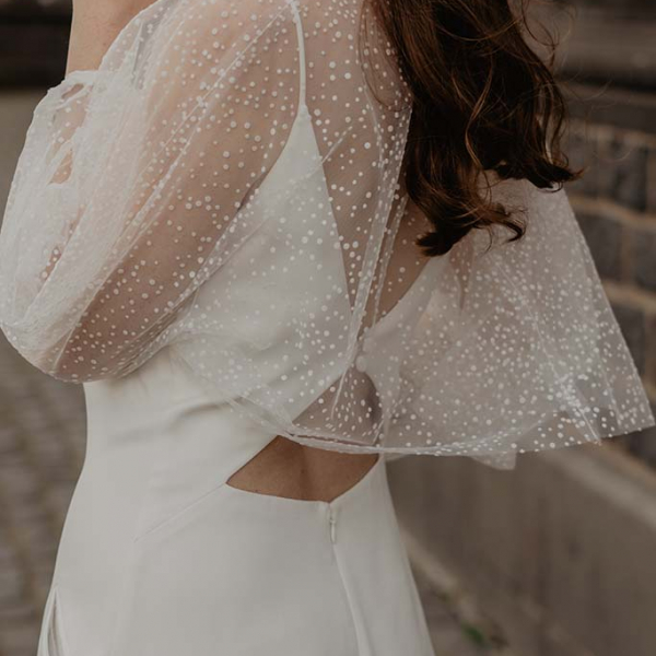 Braut mit verzierten Toper über weißen Jumpsuit