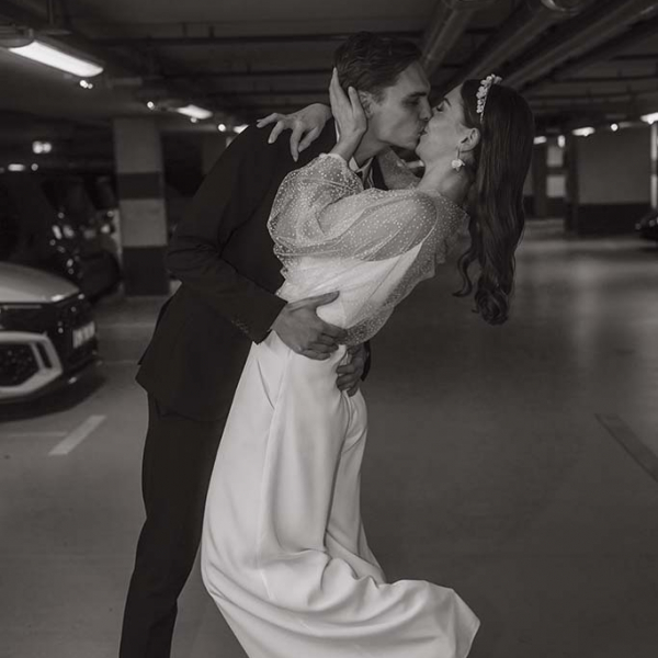 Brautpaar in Tiefgarage