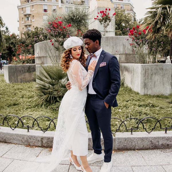 Brautpaar in weißem Kleid und schwarzen Anzug