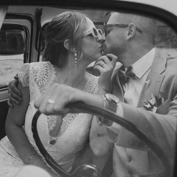 Brautpaar im Auto