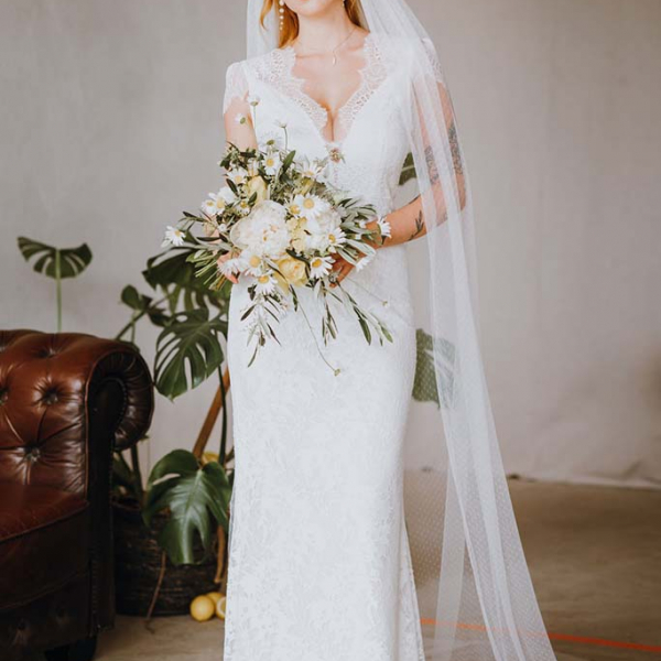 Eng anliegendes Brautkleid mit Schleier