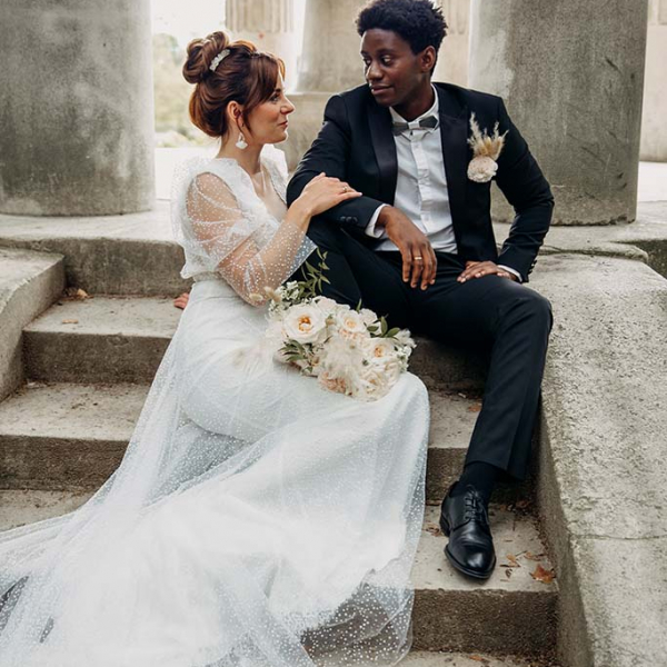 Brautpaar mit verträumten Brautkleid und eleganten schwarzen Anzug