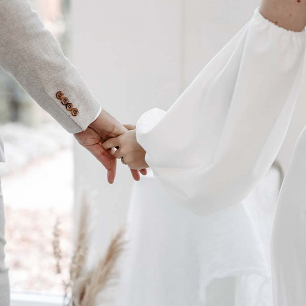 Brautpaar hält Händchen