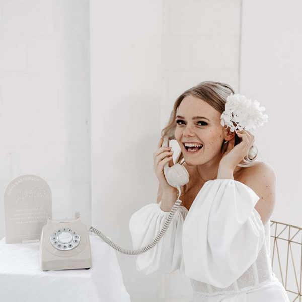 Braut am Telefon