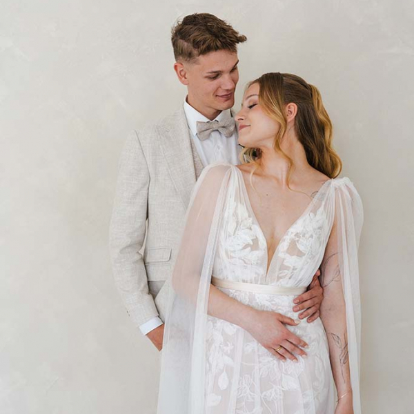 Brautpaar in hellen Farben