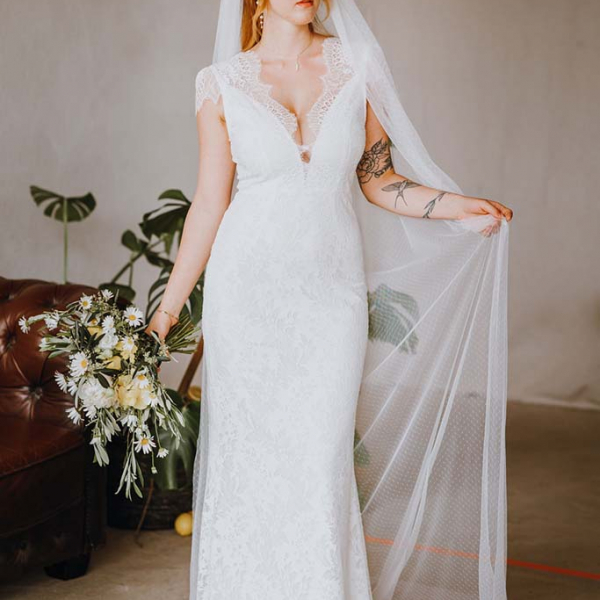 Eng anliegendes Brautkleid mir kurzen Ärmeln