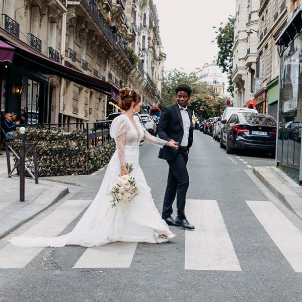 Braut mit verträumten Brautkleid und Bräutigam in schwarzen Anzug