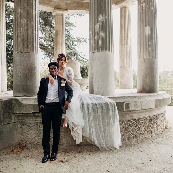 Braut mit verträumten Brautkleid und Bräutigam in schwarzen Anzug